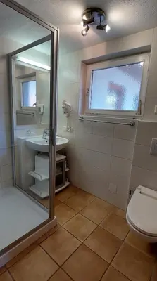 Ein Badezimmer in der Unterkunft Saroja Plus
