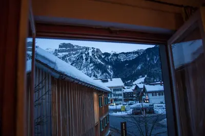 Ein allgemeiner Bergblick oder ein Berglick von des Ferienhauses aus