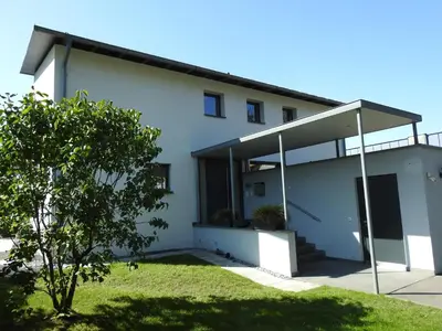 Das Gebäude in dem sich das Ferienhaus befindet