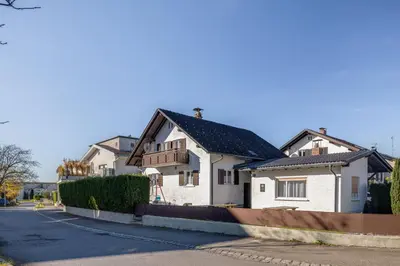 Das Gebäude in dem sich das Ferienhaus befindet