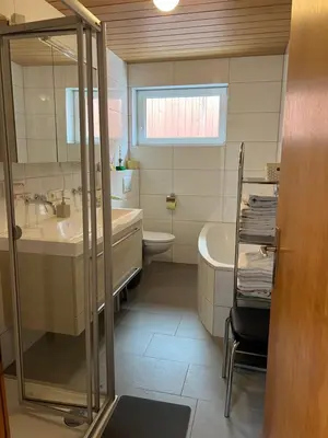 Ein Badezimmer in der Unterkunft Haus mit schönem Garten