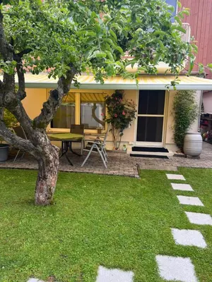 Ein Garten an der Unterkunft Haus mit schönem Garten
