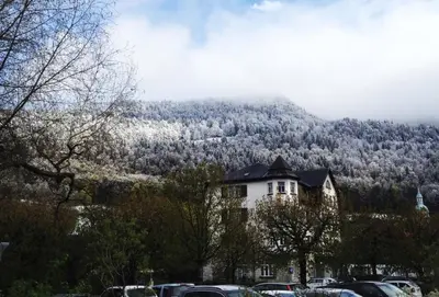 Ein allgemeiner Bergblick oder ein Berglick von der Ferienwohnung aus
