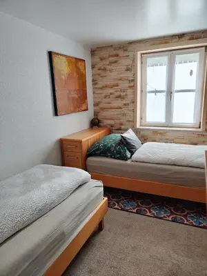 Ein Bett oder Betten in einem Zimmer der Unterkunft Gemütliches 2 Bettzimmer mit Gemeinschaftsbad und kleiner Küche