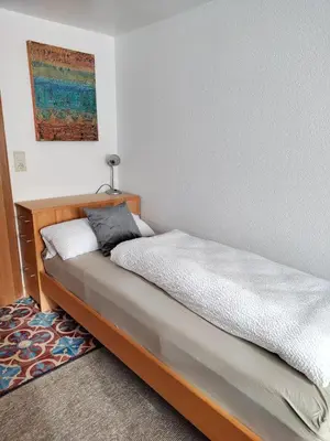 Ein Bett oder Betten in einem Zimmer der Unterkunft Gemütliches 2 Bettzimmer mit Gemeinschaftsbad und kleiner Küche