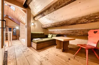 Ein Sitzbereich in der Unterkunft Alp Hütte Bregenzerwald