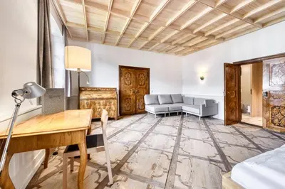 Ein Sitzbereich in der Unterkunft Propstei Sankt Gerold