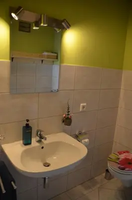 Ein Badezimmer in der Unterkunft Familienparadies 87m2 - Haushälfte mit Garten