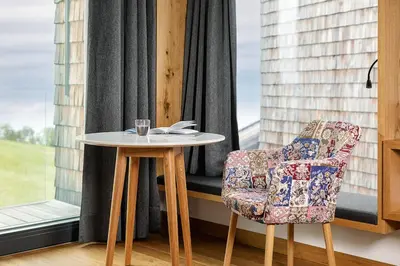 Ein Sitzbereich in der Unterkunft Design-Chalet mit Teilseeblick, Pool, Spa & Restaurant
