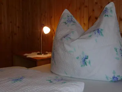 Ein Bett oder Betten in einem Zimmer der Unterkunft Ferienwohnung Annelies 379