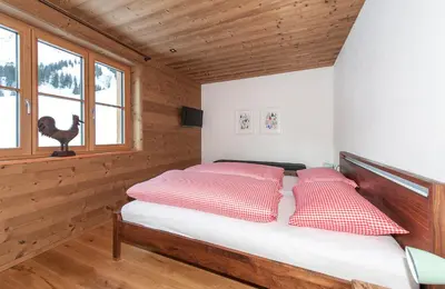 Ein Bett oder Betten in einem Zimmer der Unterkunft Alpin Chalet Schröcken