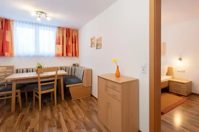 Ein Sitzbereich in der Unterkunft Gästehaus Sahin 3 by Alpenfeder