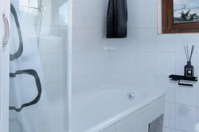 Ein Badezimmer in der Unterkunft Apartment - Sleeps 3 - Balcony - Garden