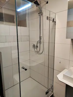 Ein Badezimmer in der Unterkunft Doppelzimmer mit Gemeinschaftsbad und kleiner Küche Nannen 382