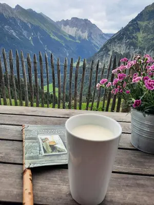 Ein allgemeiner Bergblick oder ein Berglick von des Bauernhofs aus