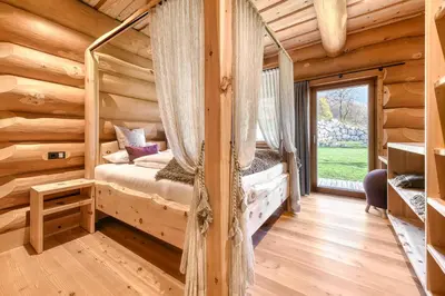 Ein Bett oder Betten in einem Zimmer der Unterkunft Sonnenchalet Bomhuesle