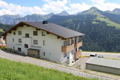 Ein allgemeiner Bergblick oder ein Berglick von der Ferienwohnung aus