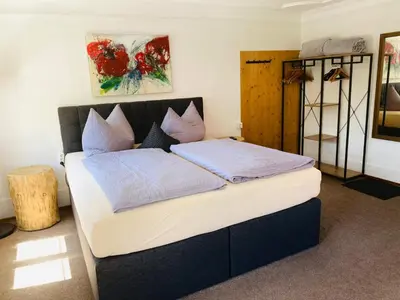 Ein Bett oder Betten in einem Zimmer der Unterkunft Gasthof goldener Adler Riefensberg