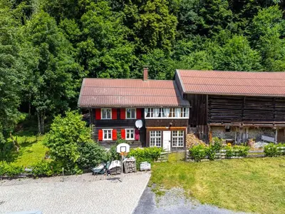 Das Gebäude in dem sich das Ferienhaus befindet