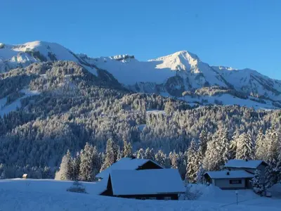 Ein allgemeiner Bergblick oder ein Berglick von der Ferienwohnung aus