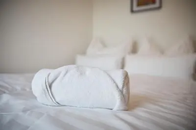 Ein Bett oder Betten in einem Zimmer der Unterkunft VORALIVING - Modernes Neubau Apartment Toplage - Parkplatz - WLAN, 24 7 Check-in