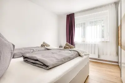 Ein Bett oder Betten in einem Zimmer der Unterkunft Gartenferienwohnung Arlberg