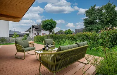 Ein Garten an der Unterkunft Moderner Bungalow in Seenähe