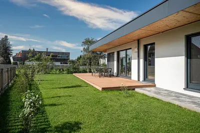 Ein Garten an der Unterkunft Moderner Bungalow in Seenähe