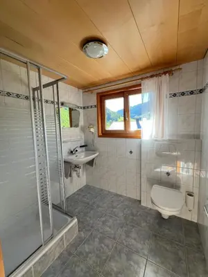 Ein Badezimmer in der Unterkunft Haus Kanisfluh