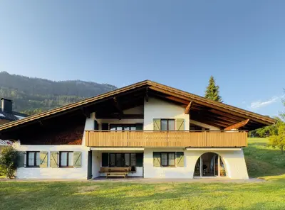 Ein allgemeiner Bergblick oder ein Berglick von des Ferienhauses aus