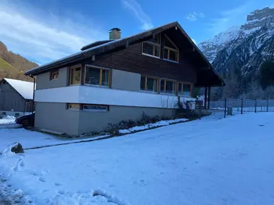 Ein allgemeiner Bergblick oder ein Berglick von des Ferienhauses aus