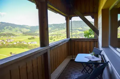 Ein allgemeiner Bergblick oder ein Berglick von der Ferienwohnung aus