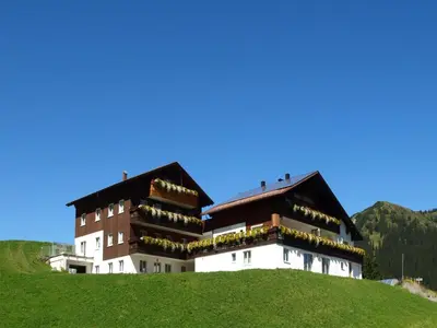 Das Gebäude in dem sich das Ferienhaus befindet