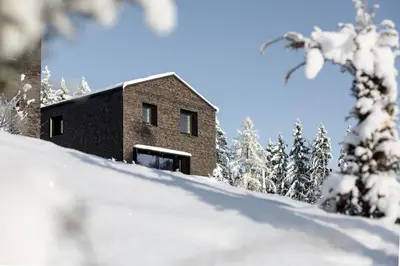 Modernes Architektur-Chalet mit Alpenpanorama im Winter