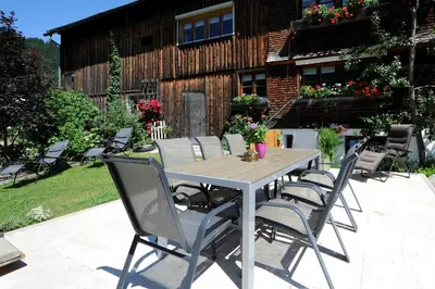 Ein Garten an der Unterkunft Ferienwohnungen Moosbrugger