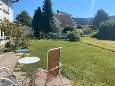 Ein Garten an der Unterkunft Ferienhaus Wolfurt