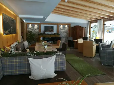 Ein Sitzbereich in der Unterkunft Hotel Kasimir