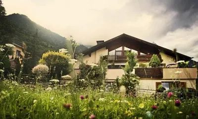 Ein Garten an der Unterkunft White Summit Appartement