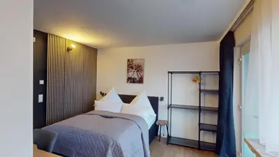 Ein Bett oder Betten in einem Zimmer der Unterkunft CROWN LIVING Basic Studios Dornbirn - Zentrale Studios mit WLAN, kostenloser Parkplatz, Self Check-in, ideal für Feriengäste und Geschäftsreisende