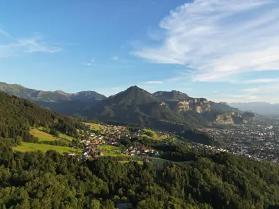 Ein allgemeiner Bergblick oder ein Berglick von des Hotels aus