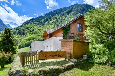 Ein allgemeiner Bergblick oder ein Berglick von der Ferienwohnung aus