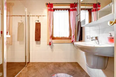 Ein Badezimmer in der Unterkunft Haus Edelweiss