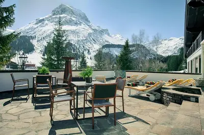 Ein allgemeiner Bergblick oder ein Berglick von des Hotels aus