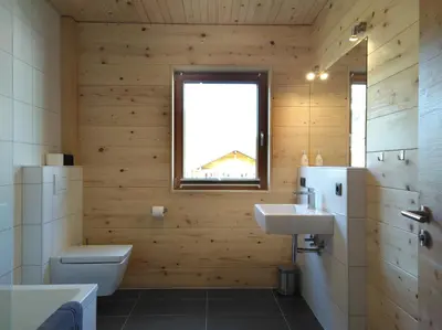 Ein Badezimmer in der Unterkunft Walser Berg Chalets