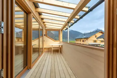 Ein allgemeiner Bergblick oder ein Berglick von des Bauernhofs aus