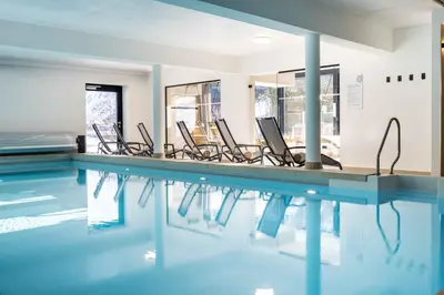 Der Swimmingpool an oder in der Nähe von Alpenhotel DAS KÜREN