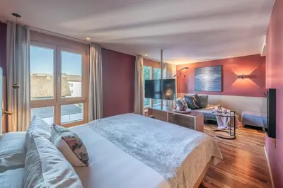 Ein Bett oder Betten in einem Zimmer der Unterkunft hirschen dornbirn - das boutiquestyle hotel - skyrelax & wellness im rooftop