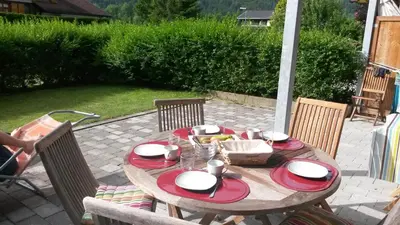 Ein Garten an der Unterkunft Haus Jelini