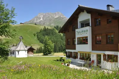 Ein allgemeiner Bergblick oder ein Berglick von der Pension aus