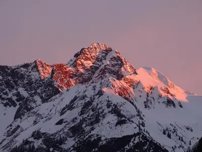 Ein allgemeiner Bergblick oder ein Berglick von des Aparthotels aus